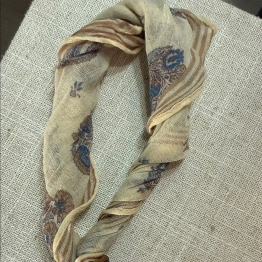 Floral‎ Scarf twisted does not include leather piece